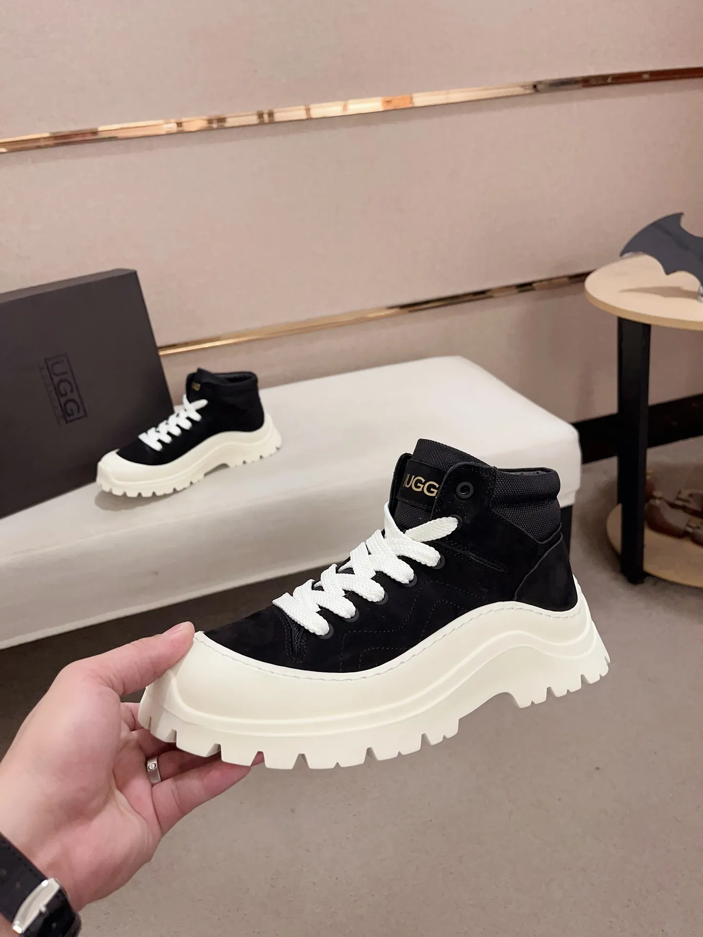Factory Price: 390 Men's Men's Shoes 💰North American Men's Shoes Ugg ☃️In the special sale of new high-quality men's shoes and snow boots in autumn and winter, the nemesis of extreme cold weather! Made of cowhide leather, merino wool lining, and original outsole, whether driving, outdoor or daily wear, there is always one that suits you! Code number 39-44